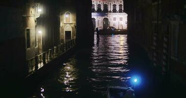 barco navegación a lo largo el canal en Venecia a noche video