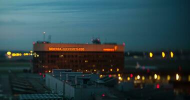 lasso di tempo di traffico vicino sheremetyevo aeroporto terminale a notte, Mosca video