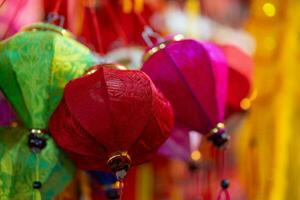 decorado vistoso linternas colgando en un estar en el calles en Ho chi minh ciudad, Vietnam durante medio otoño festival. chino idioma en fotos media dinero y felicidad. selectivo enfocar.