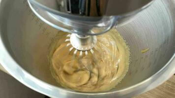 vídeo de amasadura amarillo Rico dulce masa para haciendo delicioso pasteles a hogar video
