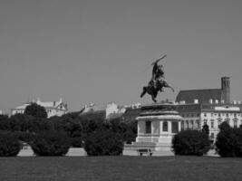 viena a el Danubio río foto