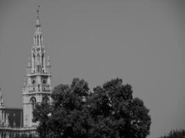 viena a el Danubio río foto