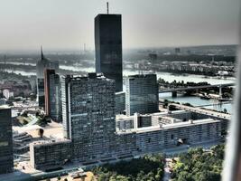 viena a el Danubio río foto