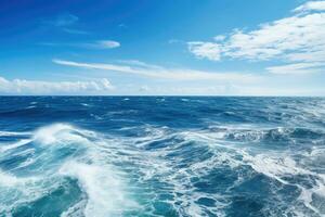 olas de el Oceano en azul cielo antecedentes. naturaleza composición. atlántico Oceano con azul agua en un soleado día. ondas, espuma y despertar causado por crucero Embarcacion en el mar, ai generado foto