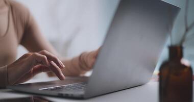 Aufnahmen Nahansicht von Hand weiblich Verwendet ein Desktop Computer Tastatur zu Arbeit im das Büro video