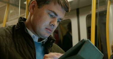 Mann mit Tablette pc im Metro Zug video