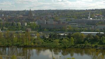 panorámico ver de Praga paisaje urbano en verano tiempo, checo república video