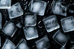 hielo cubitos en agua en oscuro antecedentes foto