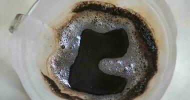 Zeitraffer Video während brauen chemex Kaffee, tropfen Kaffee, Barista Gießen heiß Kochen Wasser von Kessel auf das Kaffee Boden mit Filtern nach Morgen trinken