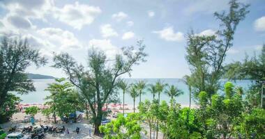 kann 1,2022. Phuket, Thailand. Zeitraffer Aussicht von das Patong Strand im Sommer- Ferien tagsüber mit Bäume während Thailand Wiedereröffnung Land video