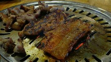 pov a el coreano estilo barbacoa A la parrilla con carne en estufa video