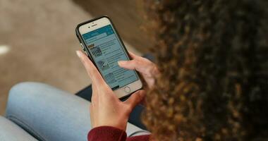 over- de schouder schot van boodschappen doen online met amazon app Aan telefoon video