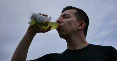 drinken elektrolyten gedurende oefening video