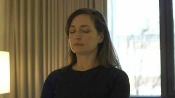 mulher respiração dentro manhã meditação e atenção prática video