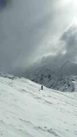 Vertikale Video von Ski Snowboard beim schneebedeckt Berge