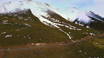 aéreo Visão zangão vôo sobre lindo branco Nevado montanhas video