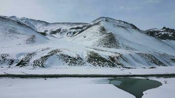 aérien vue drone en volant plus de magnifique blanc neigeux montagnes video