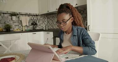 Jeune noir étudiant en train d'étudier en ligne video