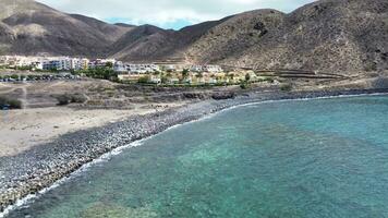 drone vue de beaucoup hôtels à le plage sur le canari île de Tenerife video