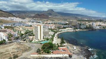 Drohne Aussicht von viele Hotels beim das Strand auf das Kanarienvogel Insel von Tenerife video