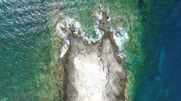 drone vue de gros atlantique océan vagues rencontrer le rocheux côtes de le canari île de tenerife. video