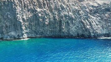 grand Roche formations cette Regardez comme los gigantes droite sur le atlantique océan sur le canari île de tenerife. video