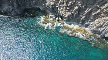 Drohne Aussicht von groß atlantisch Ozean Wellen Treffen das felsig Küsten von das Kanarienvogel Insel von Teneriffa. video