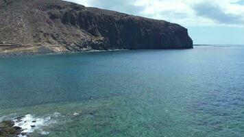 grand Roche formations cette Regardez comme los gigantes droite sur le atlantique océan sur le canari île de tenerife. video