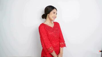 contento sorridente indonesiano donna indossare rosso kebaya per celebrare Indonesia indipendenza giorno. isolato di bianca sfondo. video