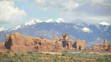 valv nationell parkera båge sten skön sten bildning med berg på de bakgrund moab utah video