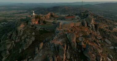 Drönare video av historisk stad monsanto i portugal i de morgon- under soluppgång