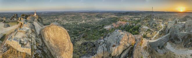 zumbido panorama de histórico ciudad y fortificación Monsanto en Portugal en el Mañana durante amanecer foto