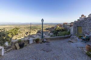 escena de un abandonado calle desde el histórico pueblo de Monsanto en Portugal foto