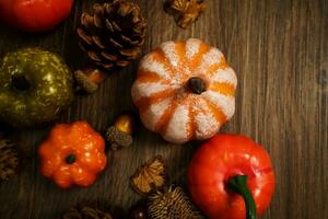 Víspera de Todos los Santos decoraciones antecedentes. Víspera de Todos los Santos de miedo calabaza cabeza en de madera mesa Víspera de Todos los Santos fiesta concepto foto