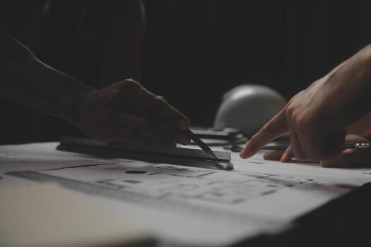 reunión de trabajo en equipo de ingenieros, trabajo de dibujo en la reunión de planos para el trabajo del proyecto con un socio en la construcción de modelos y herramientas de ingeniería en el concepto de sitio de trabajo, construcción y estructura. foto