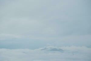 montaña rango con visible siluetas mediante el Mañana azul niebla. foto