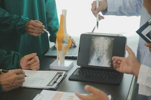 grupo de doctores leyendo un documento en reunión habitación a hospital foto