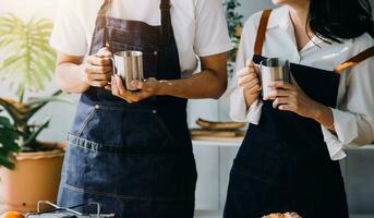 contento joven adulto Pareja haciendo desayuno y Bebiendo café juntos en acogedor hogar cocina en Mañana a hogar. preparando comida y sonriente. estilo de vida, ocio y amor concepto. foto