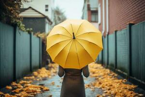 espalda ver de encantador mujer con amarillo paraguas en otoño lluvioso día. generativo ai foto