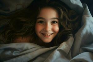 hermosa pequeño niña acostado en cama debajo cobija y sonriente a cámara. ai generado Pro foto