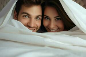 joven Pareja en cama. contento joven Pareja acostado en cama y mirando a cámara. ai generado Pro foto