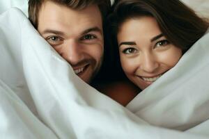 joven Pareja en cama. contento joven Pareja acostado en cama y mirando a cámara. ai generado Pro foto