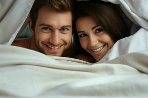 joven Pareja en cama. contento joven Pareja acostado en cama y mirando a cámara. ai generado Pro foto