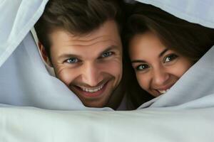 joven Pareja en cama. contento joven Pareja acostado en cama y mirando a cámara. ai generado Pro foto