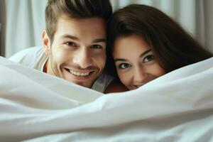 joven Pareja en cama. contento joven Pareja acostado en cama y mirando a cámara. ai generado Pro foto