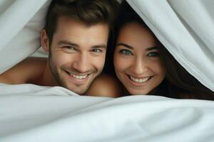 joven Pareja en cama. contento joven Pareja acostado en cama y mirando a cámara. ai generado Pro foto