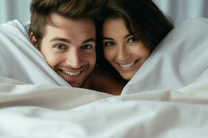 joven Pareja en cama. contento joven Pareja acostado en cama y mirando a cámara. ai generado Pro foto