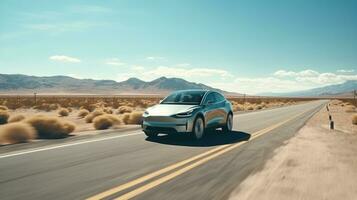 un eléctrico coche unidades en un asfalto la carretera en el Desierto foto