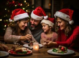 familia con Navidad sombreros comiendo foto