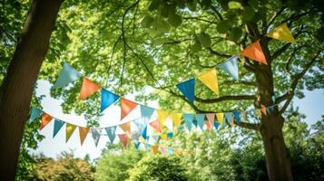 vistoso verderón a el fiesta con arboles detrás eso foto